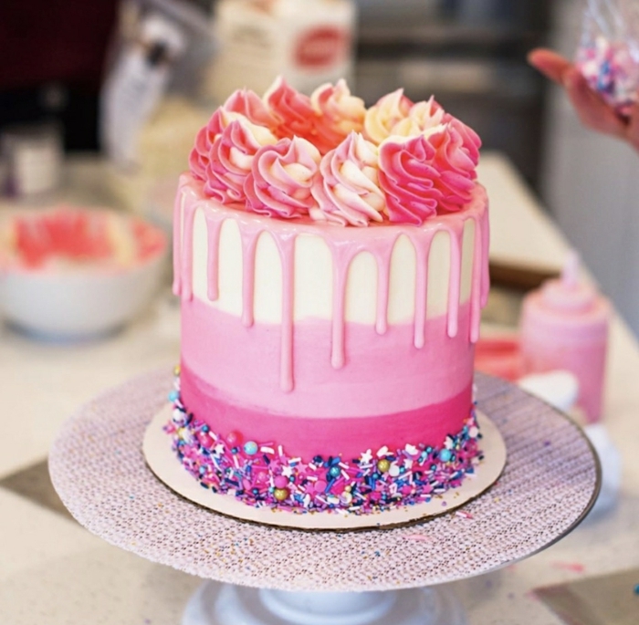 moderne torten, drip cake mit rosa creme, tortendeko zum geburtstag kind, mädchen
