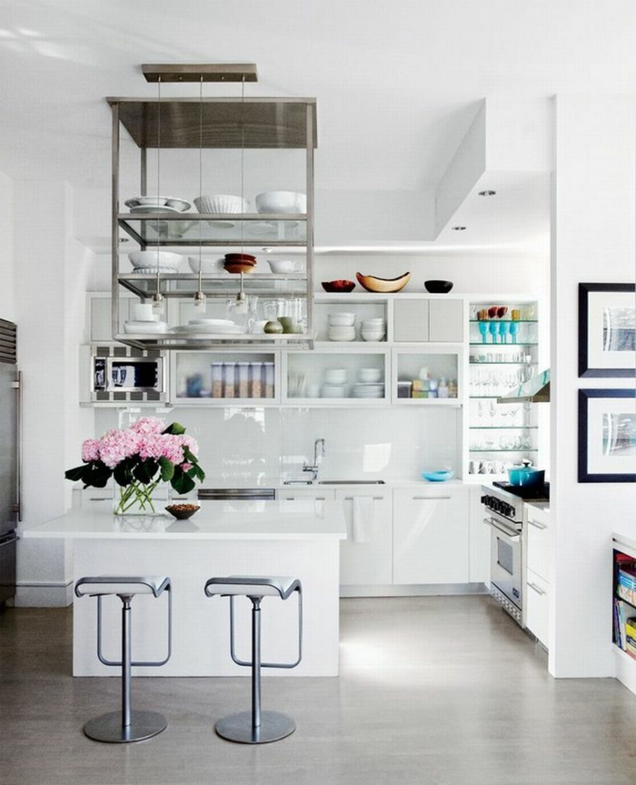 kleine Küche modern einrichten, moderne Küchen mit Kochinsel, monochrome Einrichtung in weiß, Vase mit pinken Blumen