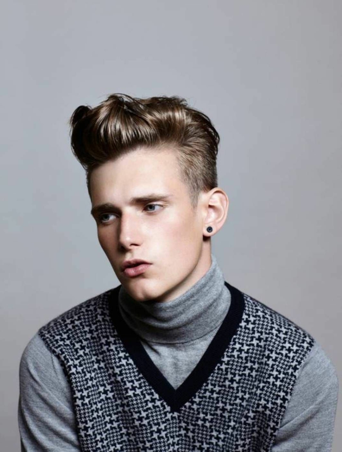 Männer Frisuren 2020, Kurzer Haarschnitt mit Schmalztolle, grauer Rollkragen bluse mit Weste, schwarze Ohrring 