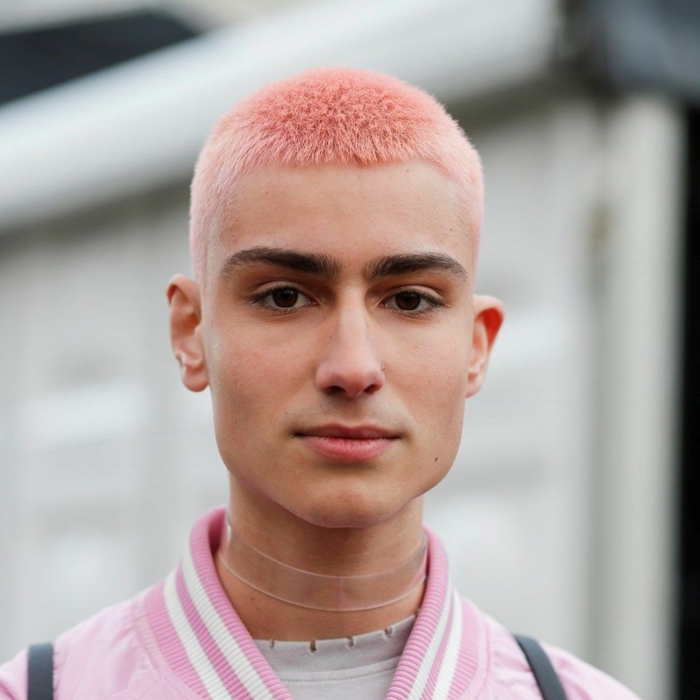 Männerfrisuren 2020 kurz, junger Mann Buzz Cut und pinke Haarfarbe, Casual Street Style, modische rosa Jacke