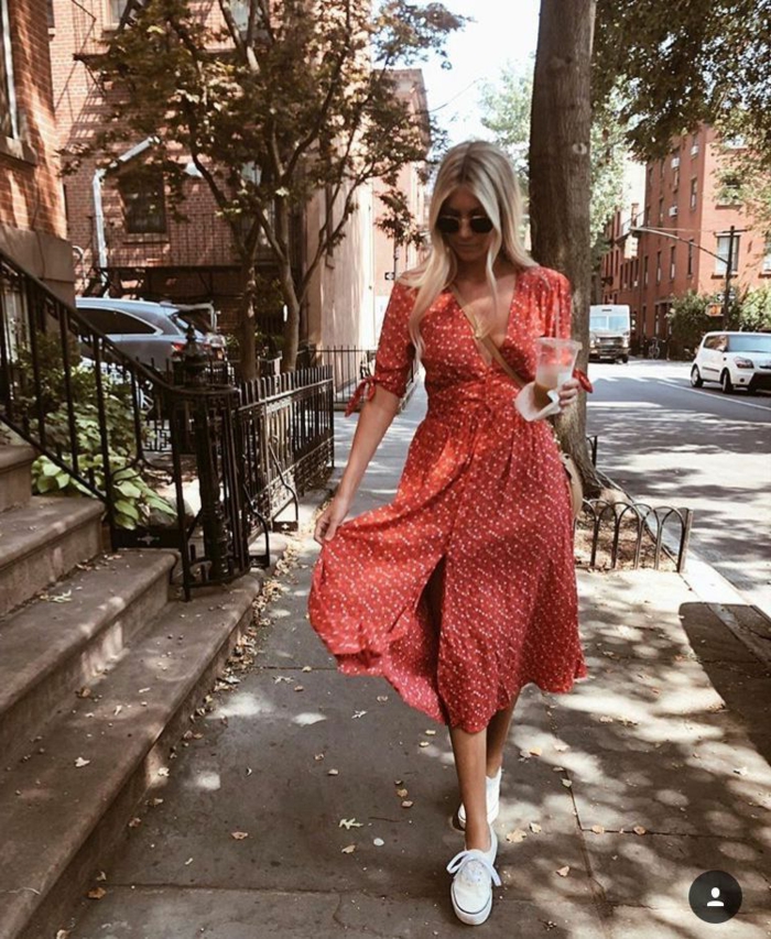 new york street style lange sommerkleider bequem und leger rotes kleid mit weißen pünktchen weiße sneakers