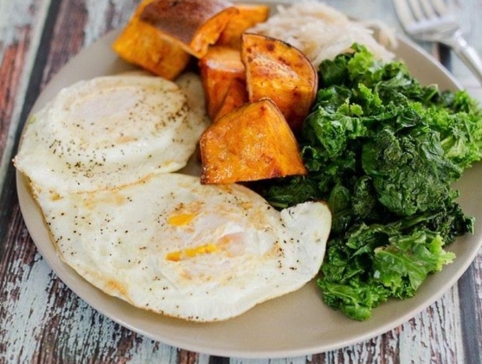 paleo vegetarisch frühstück mit süßkartoffeln gemüse und eier gesund leben und sich ernähren