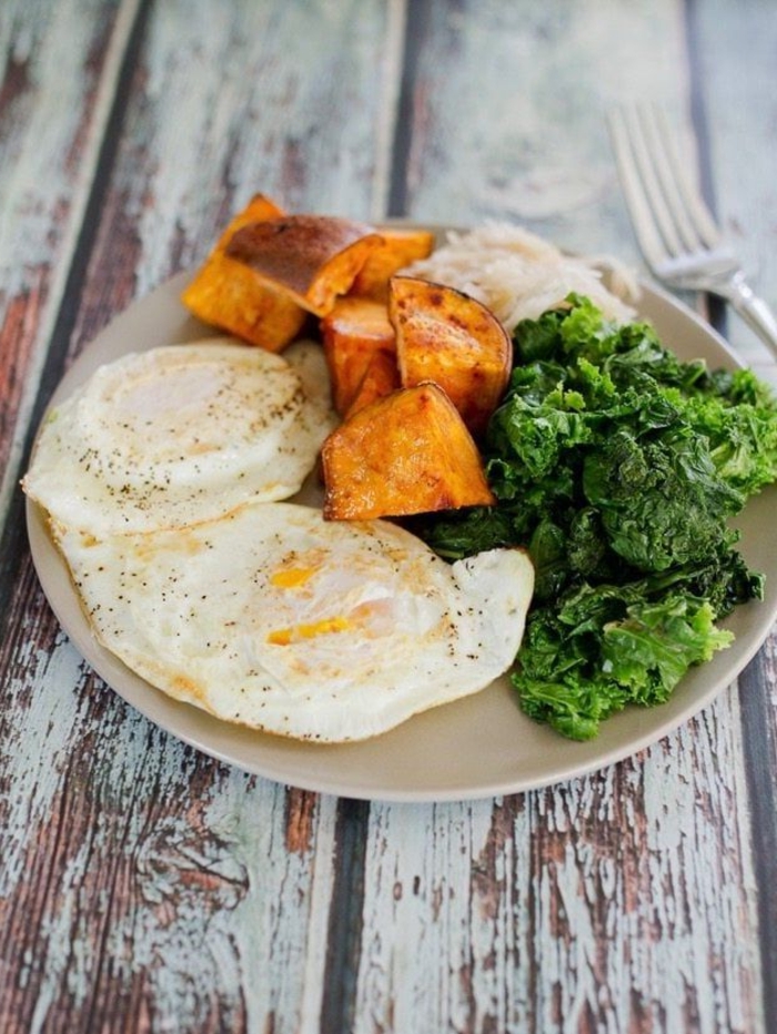 paleo vegetarisch frühstück mit süßkartoffeln gemüse und eier gesund leben und sich ernähren