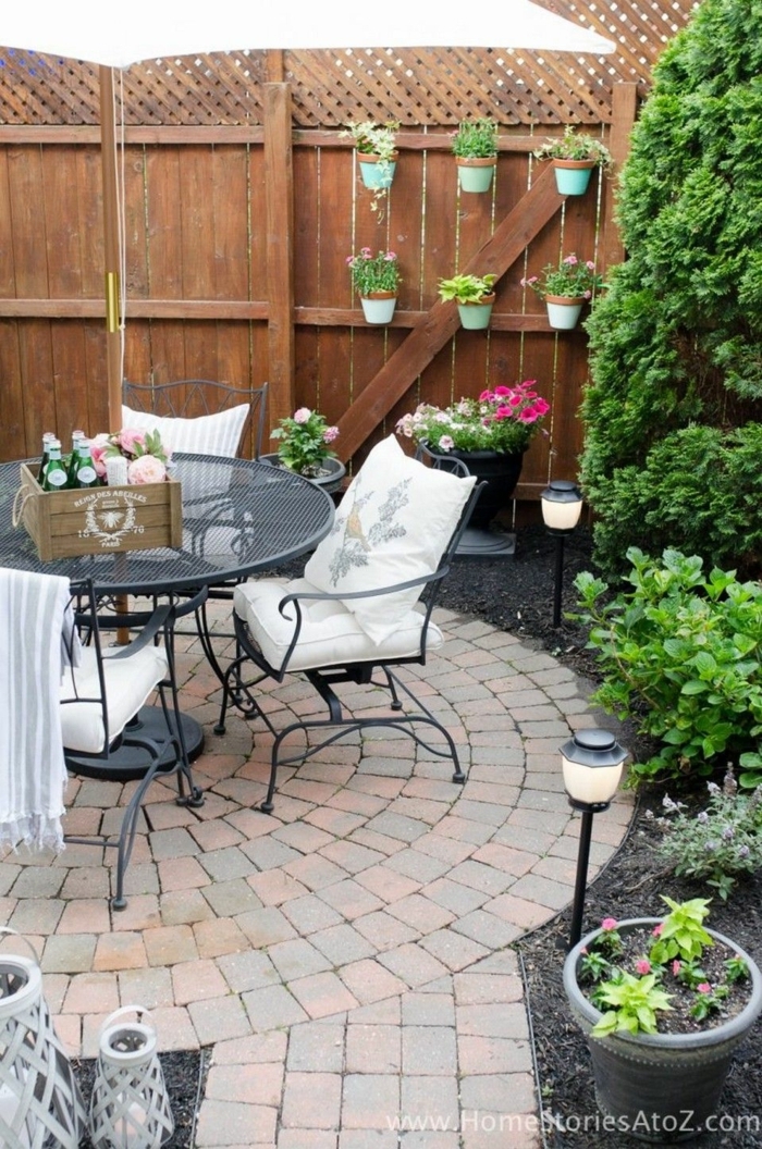 patio kleinen hinterhof ideen grüne pflanzen runder tisch mit stühle sichtschutz holz kleine pflanzer ideen gartengestaltung mit steinen