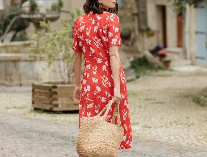 perfektes rotes kleid florale motive zara kleid paris street style französische inspiration große strohtasche vintage retro style leichtes sommerkleid