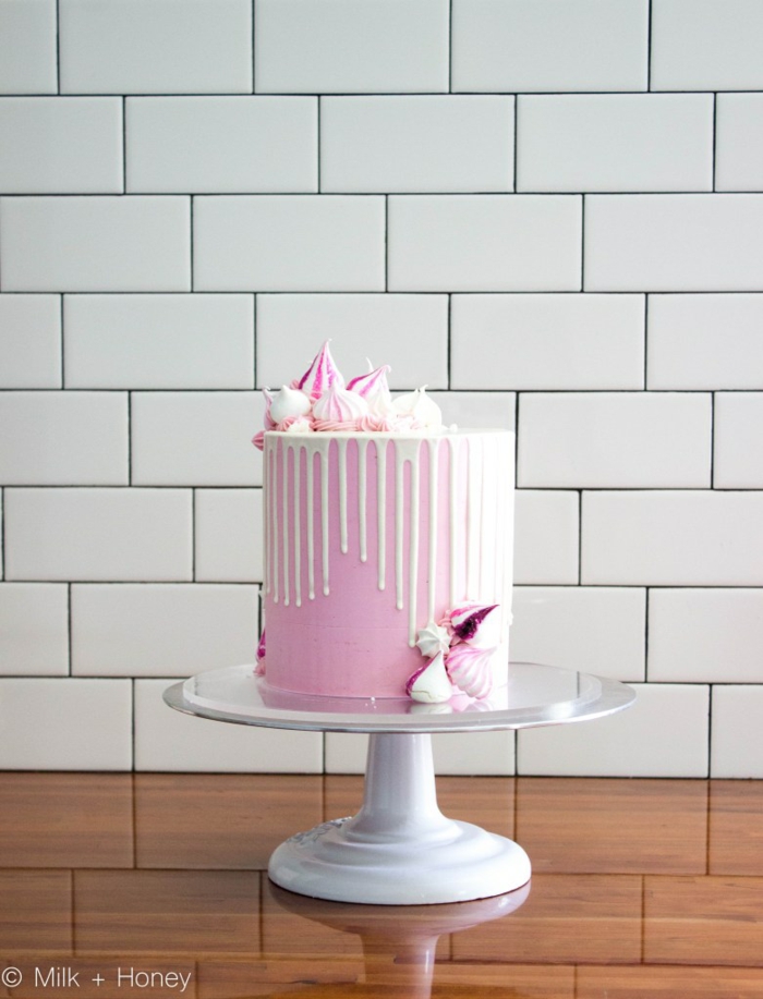 rosa torte drip cake selber machen, kuchen mit meringuen und weißer schokoalde