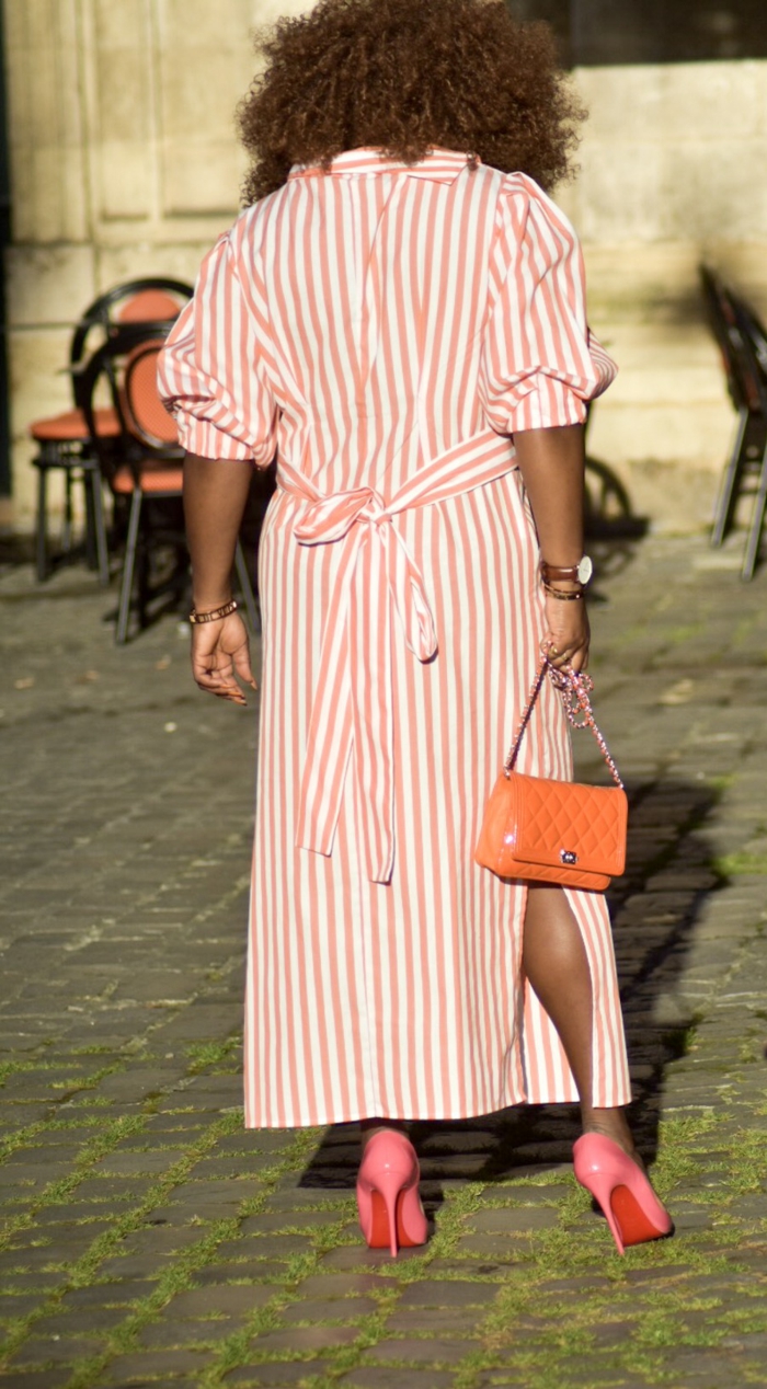 rot weiß gestreiftes langes kleid sommerkleider 2020 pinke high heels orange mini tasche moderne und trendige outfits