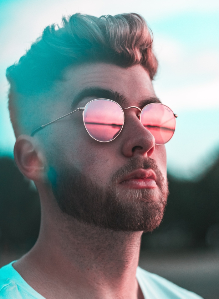modische runde Sonnenbrillen mit pinken Gläsern, Frisurentrends 2020, Mann mit Undercut Frisur und kurzem Bart