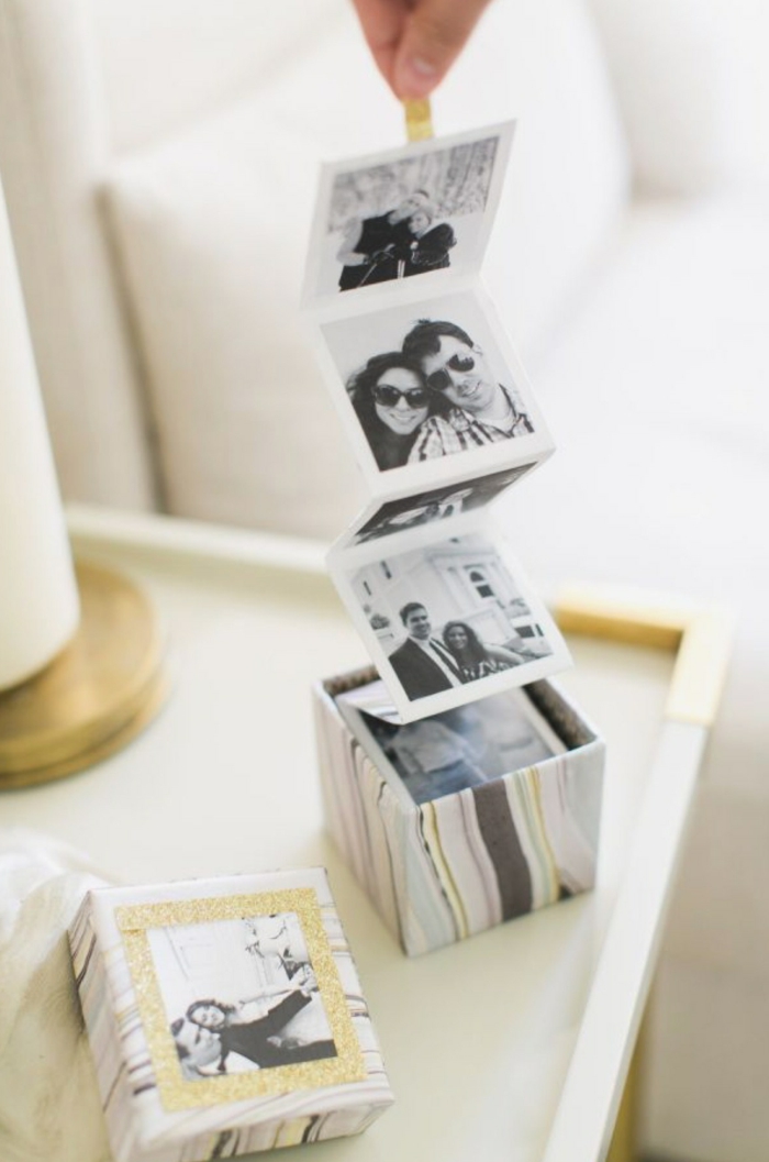 kleine Schachtel mit vielen kleinen schwarz weißen Fotos, selbstgemachte Geschenke für Freundin, originelle Hochzeitsgeschenke