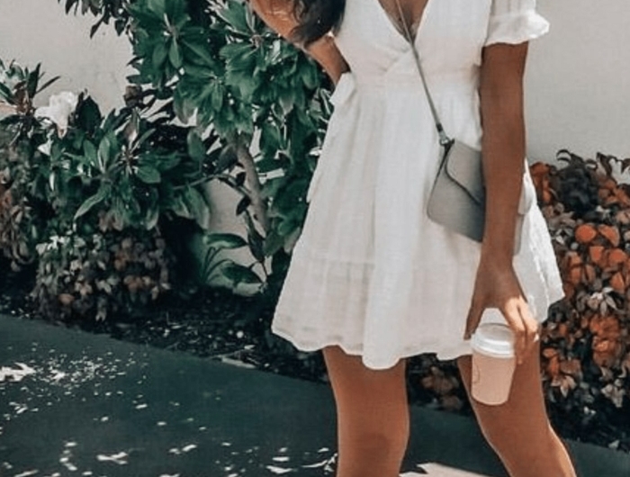 schicke sommerkleider kurzes weißes kleid mini tasche goldenen sandalen eleganter und schlichter styling