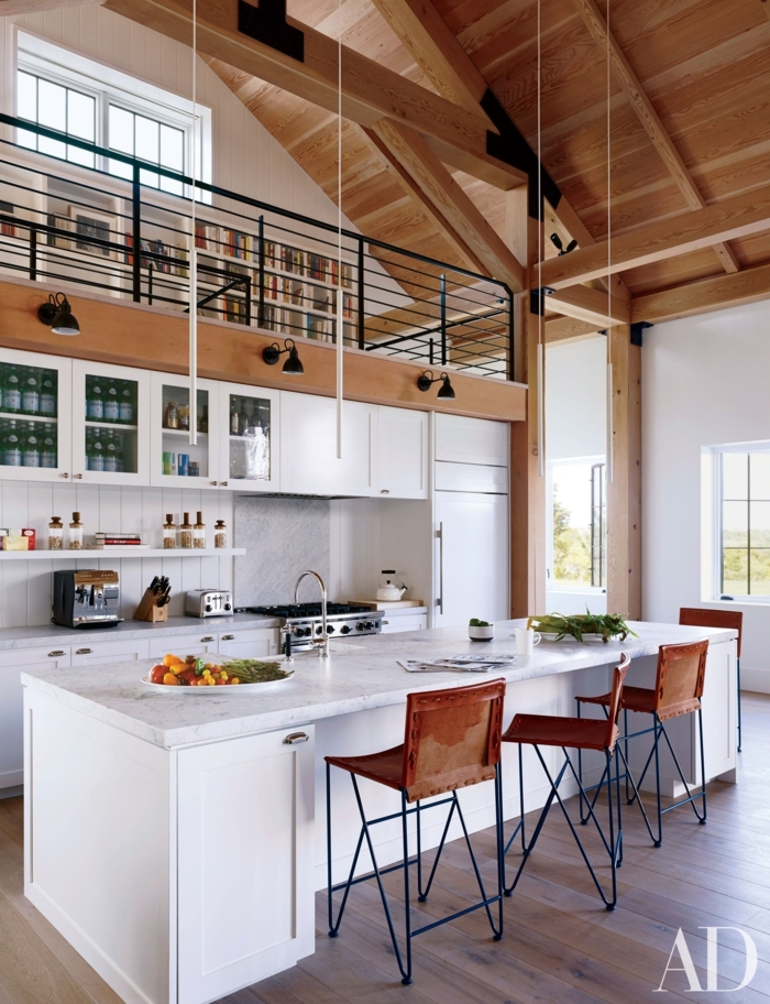 große weiße Küche in Kombination mit Holztönen, Küchen Ideen modern mit Kochinsel mit Sitzgelegenheit