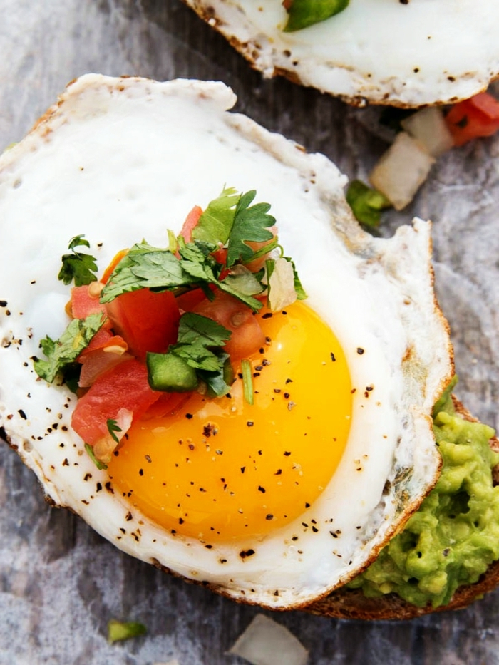 schwanger essen ideen frühstück für schwangere toast mit avocado ei und tomatensalaza