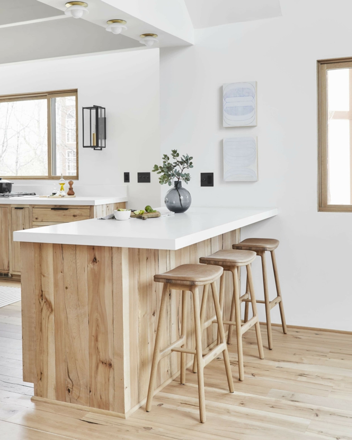 Interior Design im skandinavischen Stil, helle Farben mit Holztönen, kleine Küche mit Fenster, Kücheninsel mit Tisch