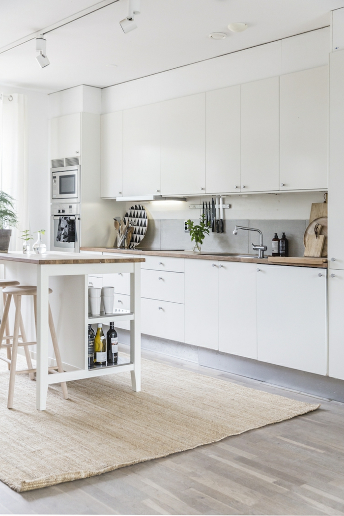 Küchen Ideen modern mit kleinem Kücheninsel, Einrichtung im skandinavischen Stil mit weißen Schränken, 