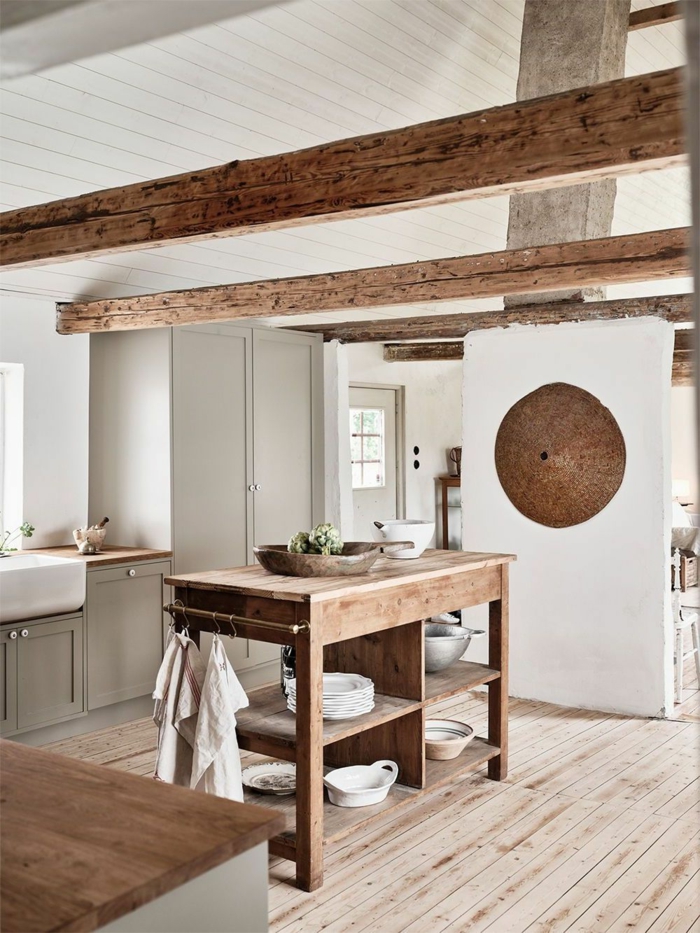 Küche gestaltet im skandinavisch minimalistischen Stil, Holztöne und hellgraue Schränke, rustikale Inneneinrichtung, Ikea Kücheninsel