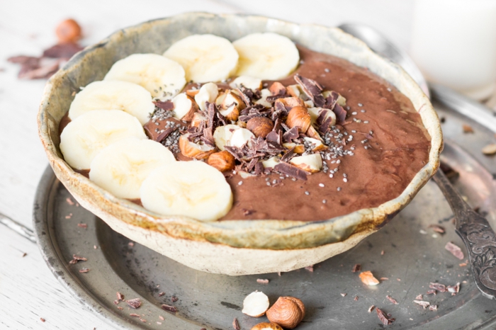 smoothie bowl mit haselnüsse schokolade und bananen paleo ernährung frühstück