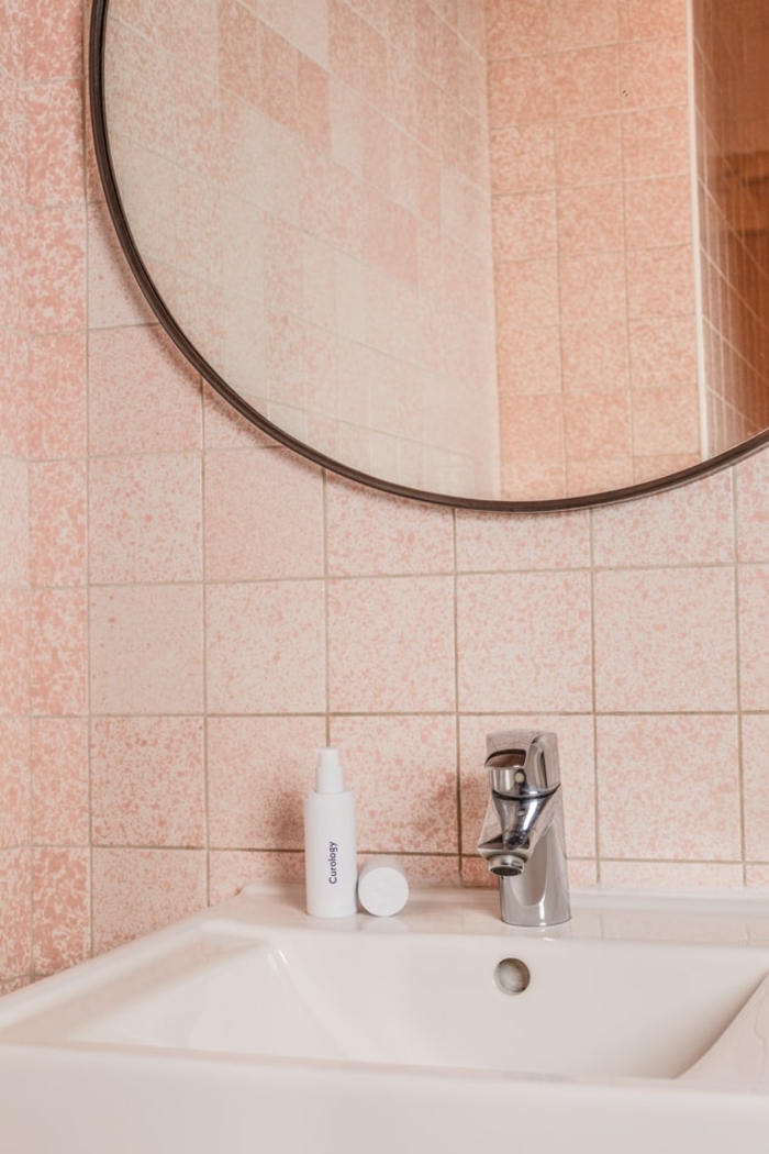 Badezimmer Spiegel mit Licht, kleine rosa Fliesen, großer runder Spiegel, Badspiegel nach Maß, Inneneinrichtung für das Badezimmer, 