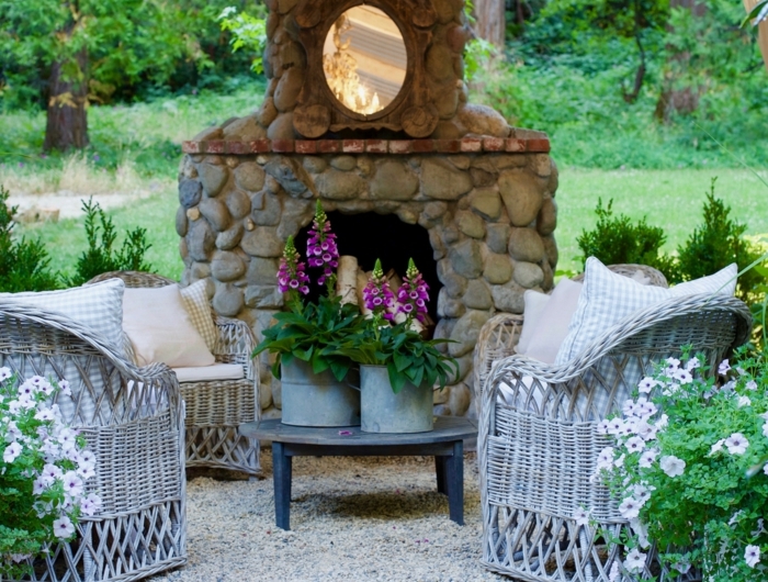steingarten bilder moderne gärten mit kamin und sichtschutz elegante sessel kleiner runder tisch hängende lampe
