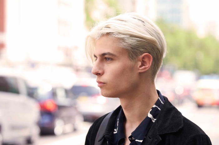 Street Style Fotografie, Mann mit blonden mittellangen Haaren, schwarze Jacke, Frisuren Männer mittellang