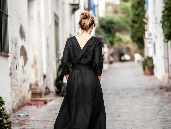 street style inspo langes sommerkleid schwarz blonde frau hochgesteckte haare elegante schuhe