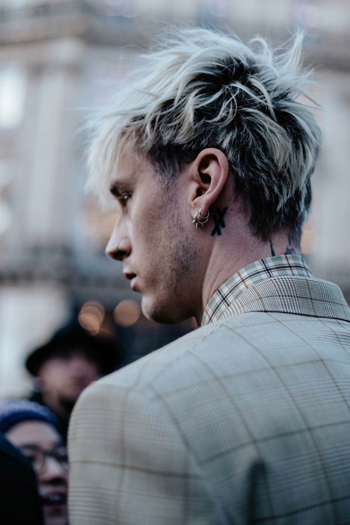 Paris Fashion Week Street Style, Mann gekleidet in beige karierte Jacke, Schwarze Haare mit blonden Highlights, Männerfrisuren 2020 kurz 