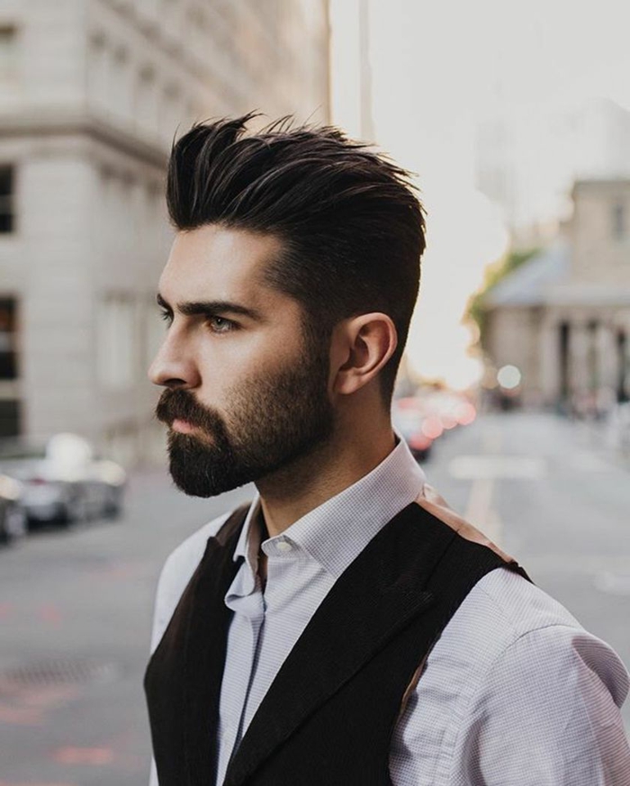 Männer Frisurentrends 2020, Mann gekleidet im weißen Hemd und schwarzer Weste, Foto auf der Straße, schwarze Haare