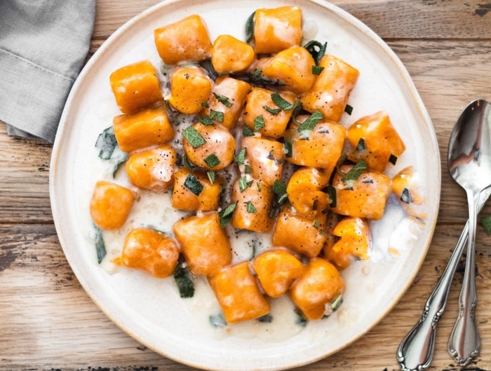 süßkartoffel gnochi paleo ernährungsplan weißer teller gesunde ernährung gesundes leben vegan und gluten frei