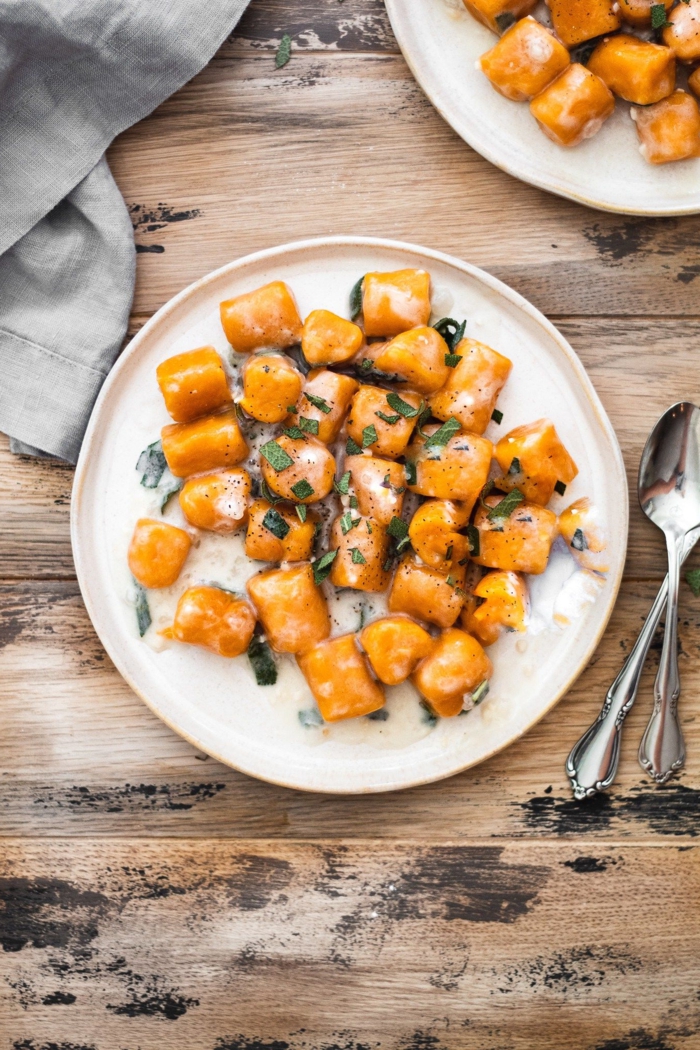 süßkartoffel gnochi paleo ernährungsplan weißer teller gesunde ernährung gesundes leben vegan und gluten frei