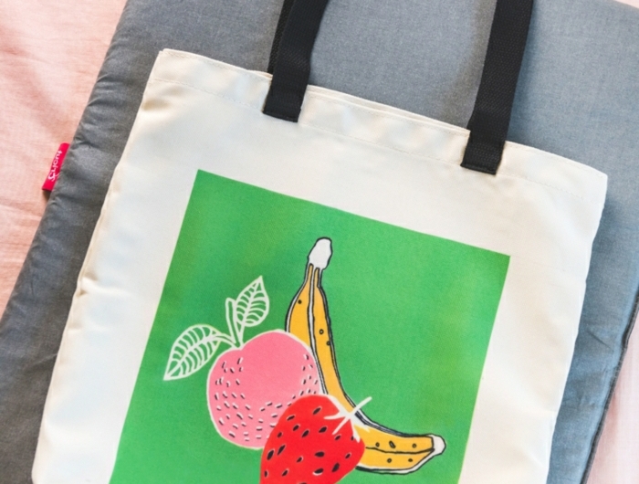 taschen nähen anleitung kostenlos beige handtasche dekroiert mit obst banane apfel und erdbeere
