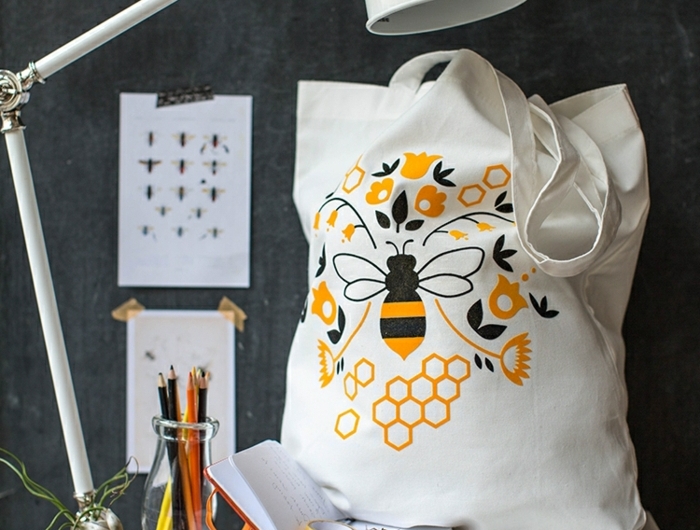 taschen nähen anleitung kostenlos selsbtgemachte handtasche mit biene und blüten als motiv