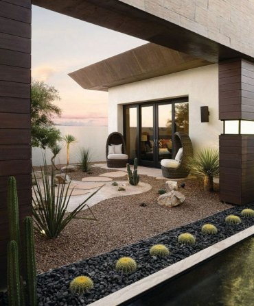 ultra moderner garten minimalistischer stil gartengestaltung bilder mit steinen zwei kleine sofas mit weißen kissen
