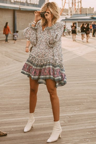 weiße boots kurzes kleid mit ärmeln boho chic style pinke und blaue farben blumen muster kurzes blondes haar sommerkleider 2020