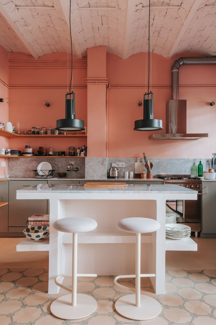Color Blocking Wand in grau und koralle Farbe, Küchen Ideen modern mit kleinem Kochinsel, zwei schwarze Hängelampen