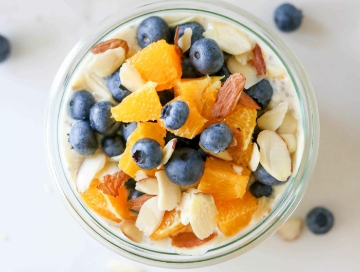 1 rezepte zum vorbereiten einen tag vorher gesund frühstücken leckere frühstücksideen joghurt mit früchten nüssen und haferflocken