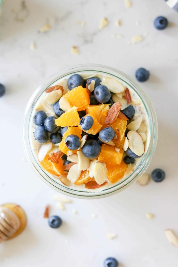 1 rezepte zum vorbereiten einen tag vorher gesund frühstücken leckere frühstücksideen joghurt mit früchten nüssen und haferflocken