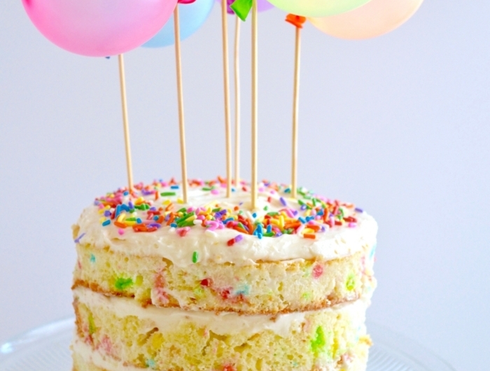1 torte zum 1 geburtstag dekroiert mit luftballons naked cake moderne tortendeko geburtstagskuchen dekorieren