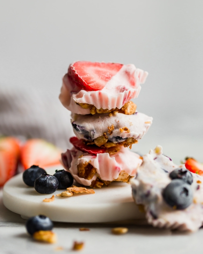 1 vegetarische partyrezepte zum vorbereiten gefrorene cupcakes mit joghurt und beeren blaubeeren erdbeeren mini cakes