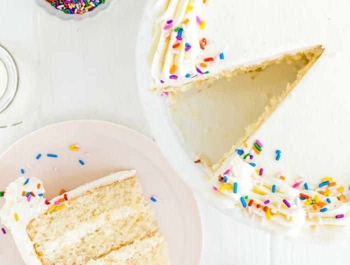 2 kuchen kindergeburtstag kindergeburtstagskuchen ideen torte mit vanillencreme dekoriert mit sahne und streuseln