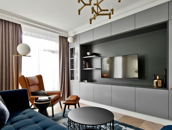 4 wohnzimmer ideen wandgestaltung fernsehwand schwarze wand dunkelblauer sofa kleines zimmer einrichten