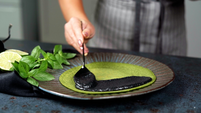 9 pfannkuchen selber machen grüne pancakes mit kischererbsenmehl spinat und reismilch schwarzer tahini