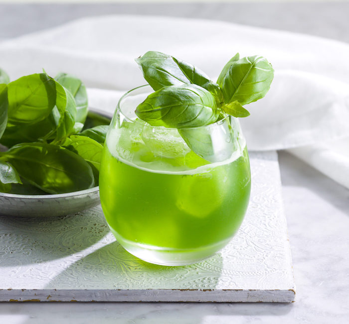 cocktail rezepte für alkoholfreie cocktails ein glas mit einem ginger basil smash cocktail