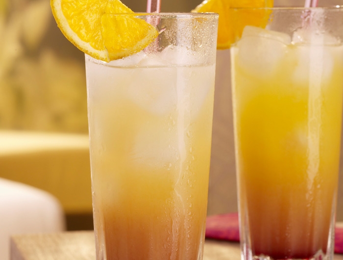 malibu sunrise cocktail rezepte ein glas mit zitrone und strohhalm zwei gläser mit malibu sunrise