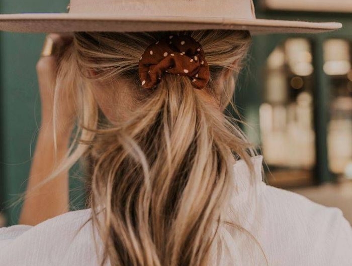 accessoires für die haare niedriger pferdeschwanz burgunder scrunchy mit weißen pünktchen eleganter hut frisuren halblange haare