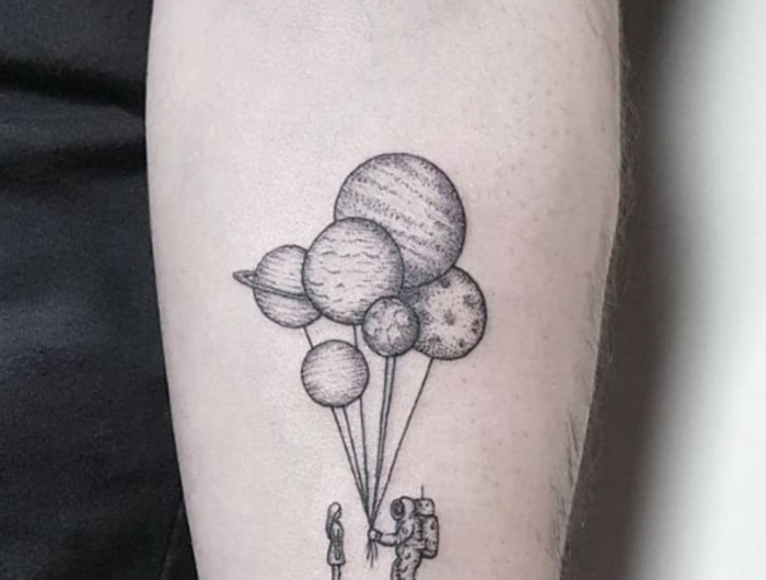 astronauten tattoo planeten luftballons schöne tattoos für frauen am arm ideen tattoos inspiration