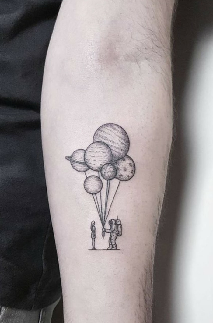 astronauten tattoo planeten luftballons schöne tattoos für frauen am arm ideen tattoos inspiration