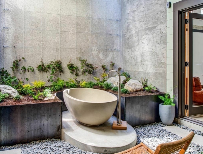 außenbadezimmer im tropischen stil große badewanne deko ideen mit steinen im garten ideen gartengestaltung
