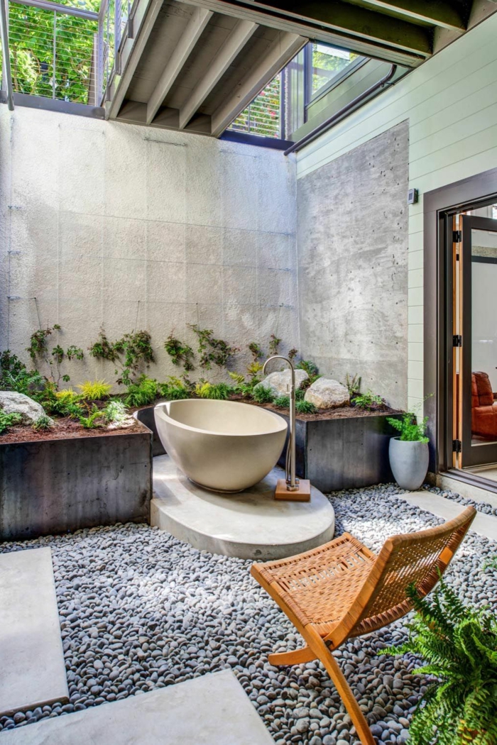 außenbadezimmer im tropischen stil große badewanne deko ideen mit steinen im garten ideen gartengestaltung