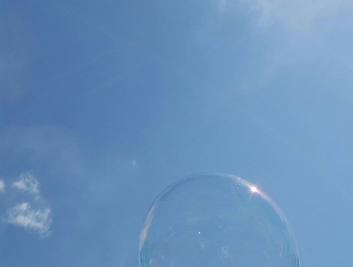 blauer himmel und wolken und eine große seifenblase seifenblsen selber machen diy anleitung stabile seifenblasen rezept ohne glycerin