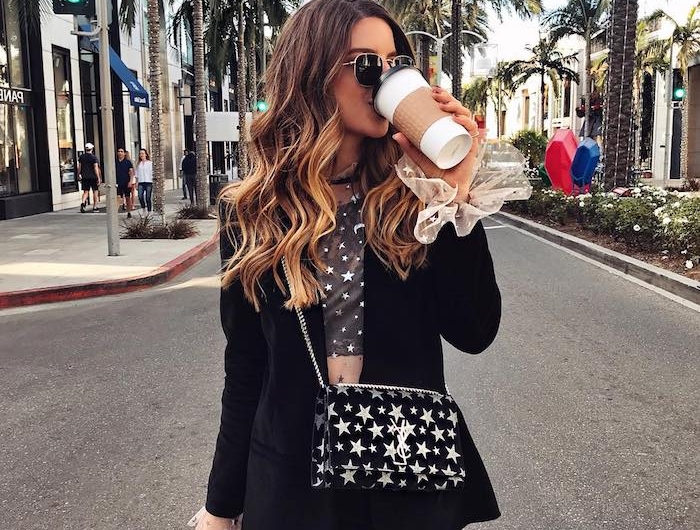 california beverly hills street style inspiration lange gewellte braune haare mit karamell strähnen schwarzes outfit ysl mini tasche mit sternen
