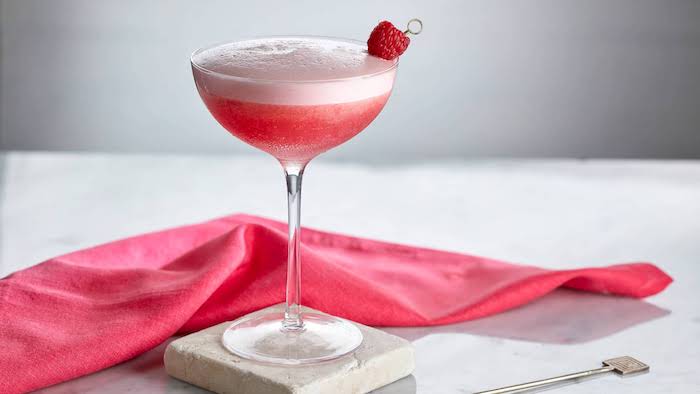 cocktail rezepte ein coktailglas mit pink lady sommer cocktails getränke